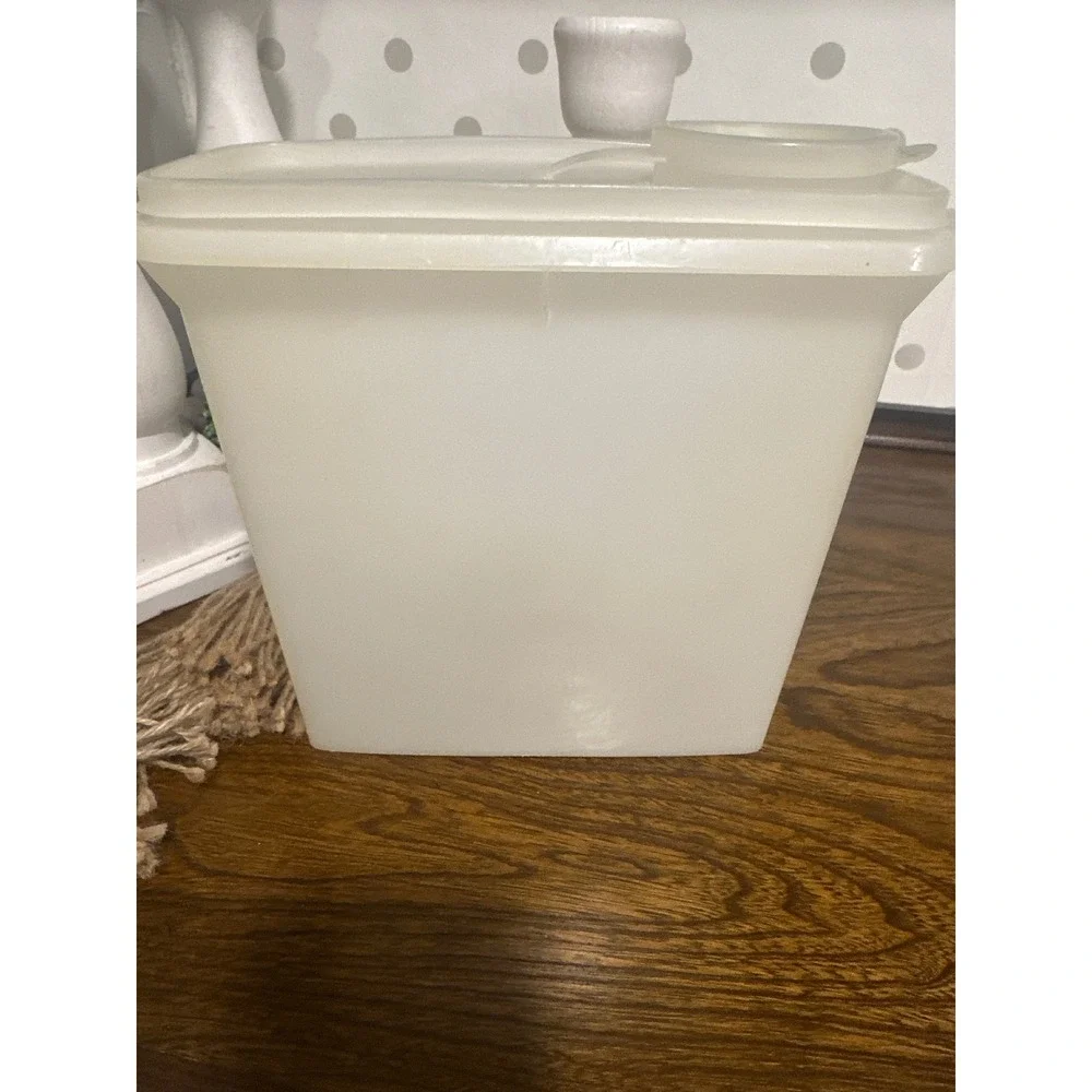 Vintage Tupperware Cereal Storer 1101-4 Frosted White Flip Top Pour Spout Lid